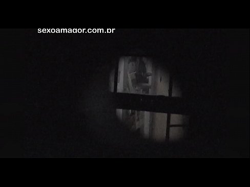 ❤️ Blondie blir hemligt videofilmad av en voyeur från grannskapet gömd bakom ihåliga tegelstenar ☑ Anal video at us ❌️